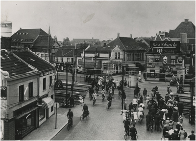 194928 Verkeersdrukte: het oversteken van de Woenselse overweg door fietsers en voetgangers, 1940