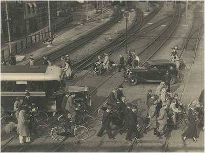194940 Verkeersdrukte: het oversteken van de Woenselse overweg, 1940