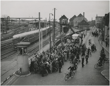 194966 Verkeersdrukte: het wachten bij de Woenselse overweg. Links de verkeerstoren aan de Parallelweg, 1939