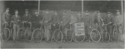 195035 Leden van de Stratumse fietsclub De Sperwer . 1. Willem de Mol; 2. Willem van Beregijk; 3. Harrie Moonen; 4. ...