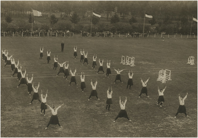195041 Gymnastiek: het uitvoeren van oefeningen door vrouwen, 1915 - 1925