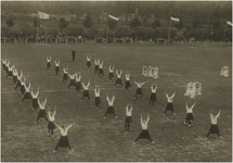 195041 Gymnastiek: het uitvoeren van oefeningen door vrouwen, 1915 - 1925