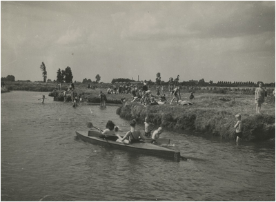 195059 Kinderen kanovaren, zwemmen en picknicken in en aan de Dommel, 1943