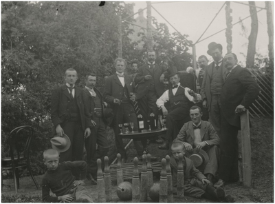 195066 Groepsfoto Kegelclub Cafe Dickmans, Grote Berg, 1895 - 1905