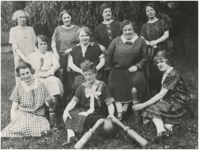 195075 Kegelen: de eerste Eindhovensche dameskegelclub 'Vol Moed', groepsfoto ter gelegenheid, eenjarige bestaan. 1. ...