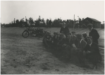 195082 Serie van 2 foto's betreffende wedstrijd motorraces. Verdere informatie niet bekend, 08-1922