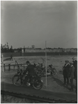 195083 Serie van 2 foto's betreffende wedstrijd motorraces. Verdere informatie niet bekend, 08-1922