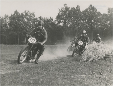 195085 Aalsterweg. Vier racende motorrijders, 08-1937