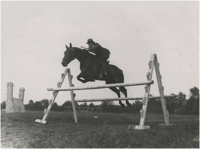 195094 Ruiter te paard neemt hindernis., 09-1937