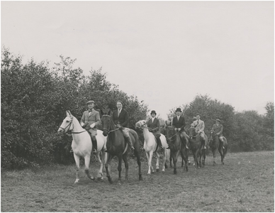 195095 Acht ruiters te paard, 09-1937