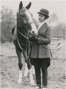 195099 Amazone met paard, 09-1937