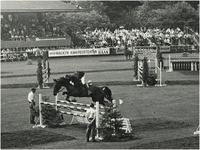 195104 Paardensport: Concours Hippique, Gerard van Mol, het nemen van een hindernis, Eindhovens sportpark, 07-1966