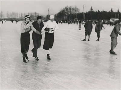 195107 Schaatsen: het recreatief schaatsen, sportpark, Aalsterweg, 12-1933