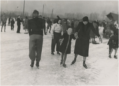 195111 Het schaatsen, 01-1940