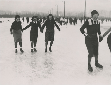 195114 Schaatsen: het recreatief schaatsen, sportpark, Aalsterweg. Drie vrouwen schaatsen hand in hand, 12-1935