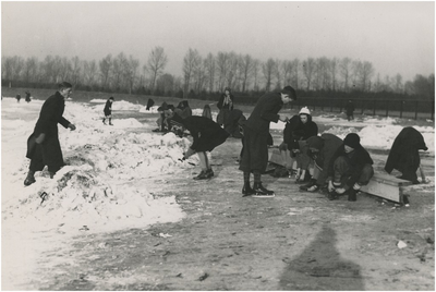 195115 Het onderbinden van de schaatsen, 01-1940