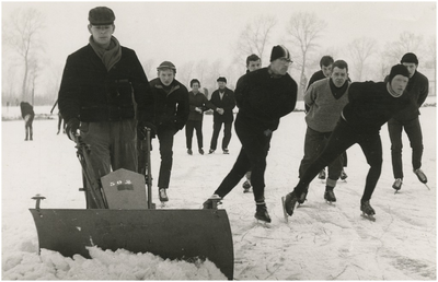 195118 Schaatsen: het sneeuwvrij maken van de Karpendonkse Plas, recreatief schaatsen, 01-1966