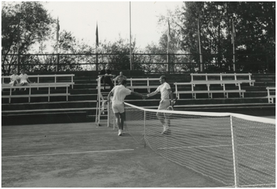 195129 Serie van 3 foto's betreffende Sportcomplex Aalsterweg: tenniswedstrijd. Tennissers schudden, over het net, ...