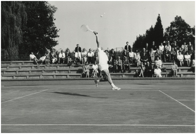 195130 Het spelen van een tenniswedstrijd op het sportcomplex Aalsterweg, 1960 - 1970