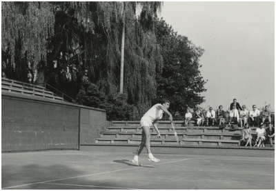 195131 Het spelen van een tenniswedstrijd op het sportcomplex Aalsterweg, 1960 - 1970