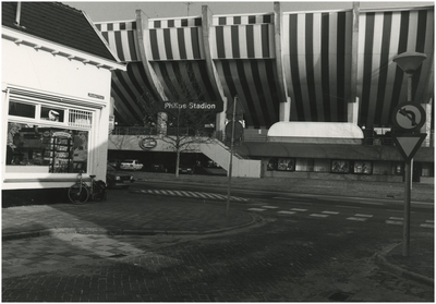 195221 Serie van 8 foto's betreffende het PSV Stadion, Frederiklaan 10a. Buitenaanzicht voetbalstadion, hoofdtribune ...