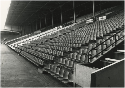 195222 Serie van 8 foto's betreffende het PSV Stadion, Frederiklaan 10a. Voetbalstadion, hoofdtribune, 12-12-1987