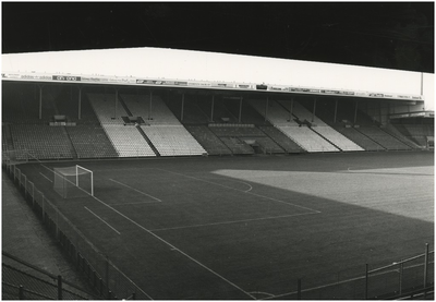 195223 Serie van 8 foto's betreffende het PSV Stadion, Frederiklaan 10a. Voetbalstadion, hoofdtribune, 12-12-1987