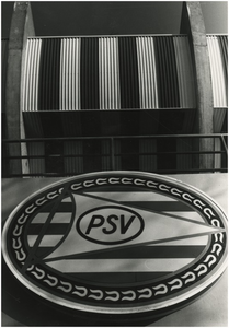 195224 Serie van 8 foto's betreffende het PSV Stadion, Frederiklaan 10a. Voetbalstadion, embleem PSV, 12-12-1987