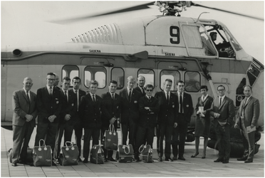 195231 Voetbal: groepsfoto eerste elftal PSV staand voor een helikopter. 1. 2. 3. Roel Wiersma; 5. Willy van der ...
