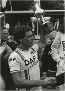 195292 Wielrennen tijdens bevrijdingsfeest: ronde van Eindhoven, winnaar Gerrie van Gerwen met beker, 09-1980