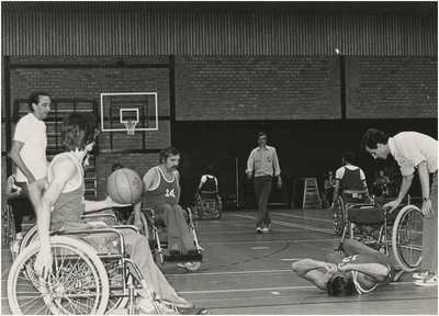 195301 Serie van 3 foto's betreffende basketbalwedstrijd lichamelijk gehandicapten. Rolstoelongelukje tijdens spel, ...