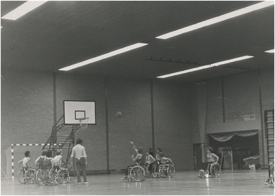 195303 Serie van 3 foto's betreffende basketbalwedstrijd lichamelijk gehandicapten. Worp naar de basket, 1975 - 1985