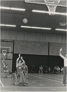 195304 Serie van 3 foto's betreffende basketbalwedstrijd lichamelijk gehandicapten. Worp naar de basket, 1975 - 1985
