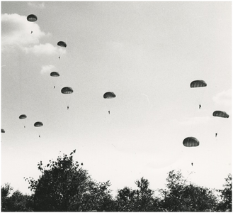 195320 Parachutespringen: demonstratie ter gelegenheid, bevrijdingsherdenking, 1971 - 1975