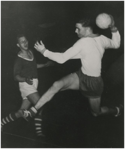 195349 Zaalhandbal: het spelen van een wedstrijd. 2. A. Saes, 1957