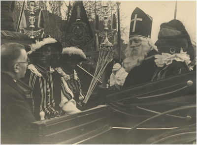 195378 Aankomst van St. Nicolaas en pieten in rijtuig, 26-11-1945