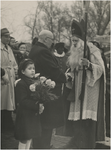 195383 Aankomst St. Nicolaas: Begroeting St. Nicolaas door ? , meisje met bloemen, 11-1950