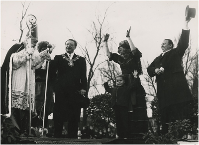 195395 Aankomst St. Nicolaas en pieten, burgemeester Charles van Rooy heet ze welkom. 1. C. van Rooy; 2. M. van Rooy - ...