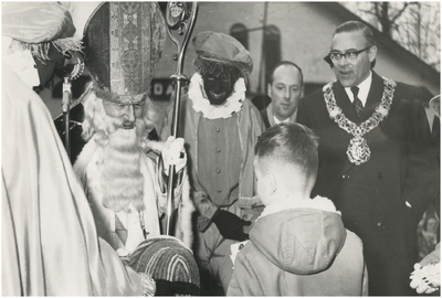 195397 Aankomst St. Nicolaas en Pieten: Verwelkoming door burgemeester Herman Witte., 18-11-1961