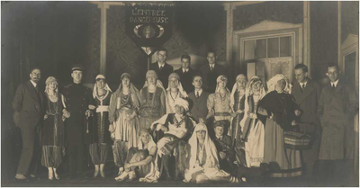 195532 Toneelspelers van de benefiet uitvoering van het Rode Kruis: Het Zat Harmonieke, 1920 - 1930