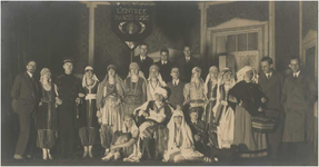 195532 Toneelspelers van de benefiet uitvoering van het Rode Kruis: Het Zat Harmonieke, 1920 - 1930