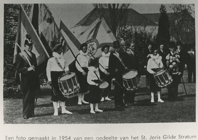 195590 Leden Sint Jorisgilde tijdens presentatie, 1954
