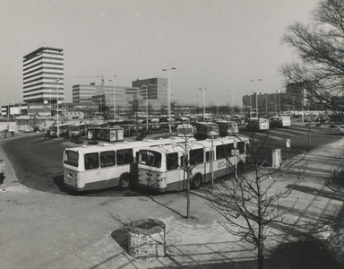 195688 Panorama van busstation Neckerspoel richting Technische Universiteit ( TU ), 04-1980