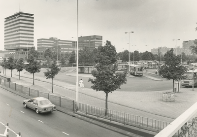 195689 Panorama van busstation Neckerspoel richting Technische Universiteit ( TU ), 29-07-1983