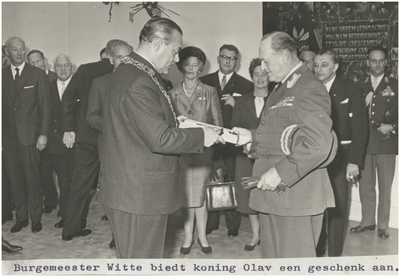 198051 Serie van 6 foto's betreffende het bezoek van koning Olav V van Noorwegen aan Eindhoven. De ontvangst door het ...