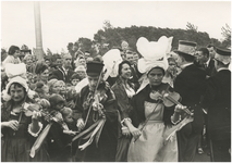 198141 Bevrijdingsherdenking: feestelijkheden bij de onthulling van het straatnaambordje van de Bayeuxlaan. Met o.a. ...