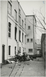 198147 Verhuisbedrijf Bram Versfelt, Paradijslaan 28, zij-aanzicht. Situatie na brand, 27-01-1965