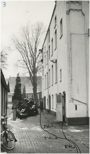 198148 Verhuisbedrijf Bram Versfelt, Paradijslaan 28, zij-aanzicht. Situatie na brand, 27-01-1965