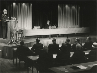 198248 Installatie Agglomeratieraad: het houden van een toespraak door Constant Kortmann, Commissaris van de Koningin ...