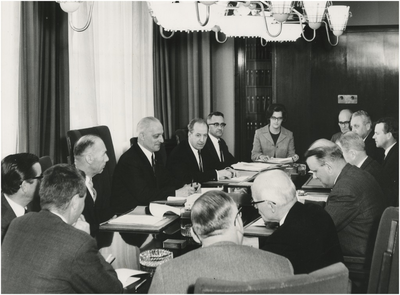 198443 Leden van de Raad voor Geestelijke Volksgezondheid tijdens de installatie door loco-burgemeester Frans van Vliet ...